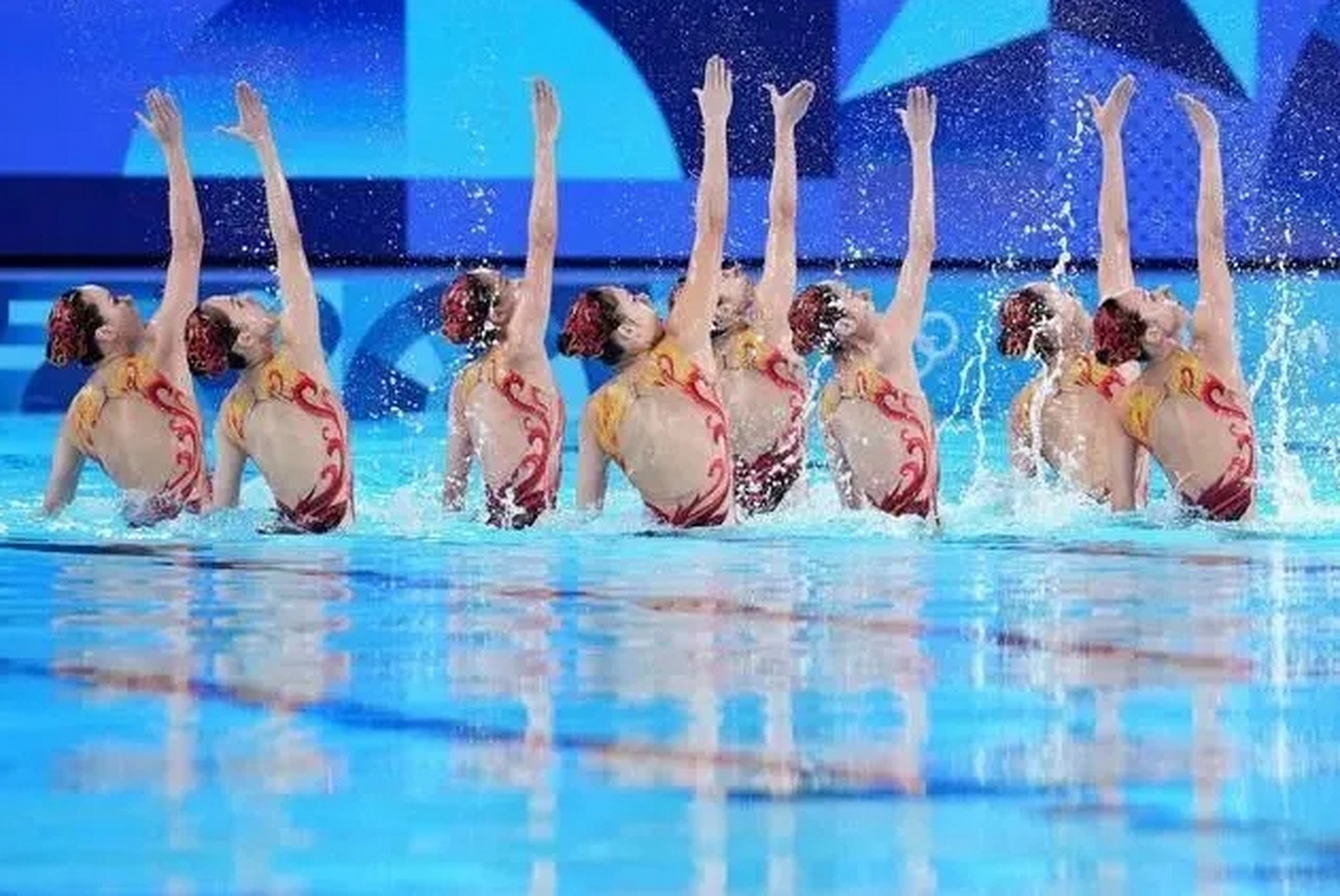 LEYU乐鱼体育官方网站-花样游泳表演，水中芭蕾精彩纷呈