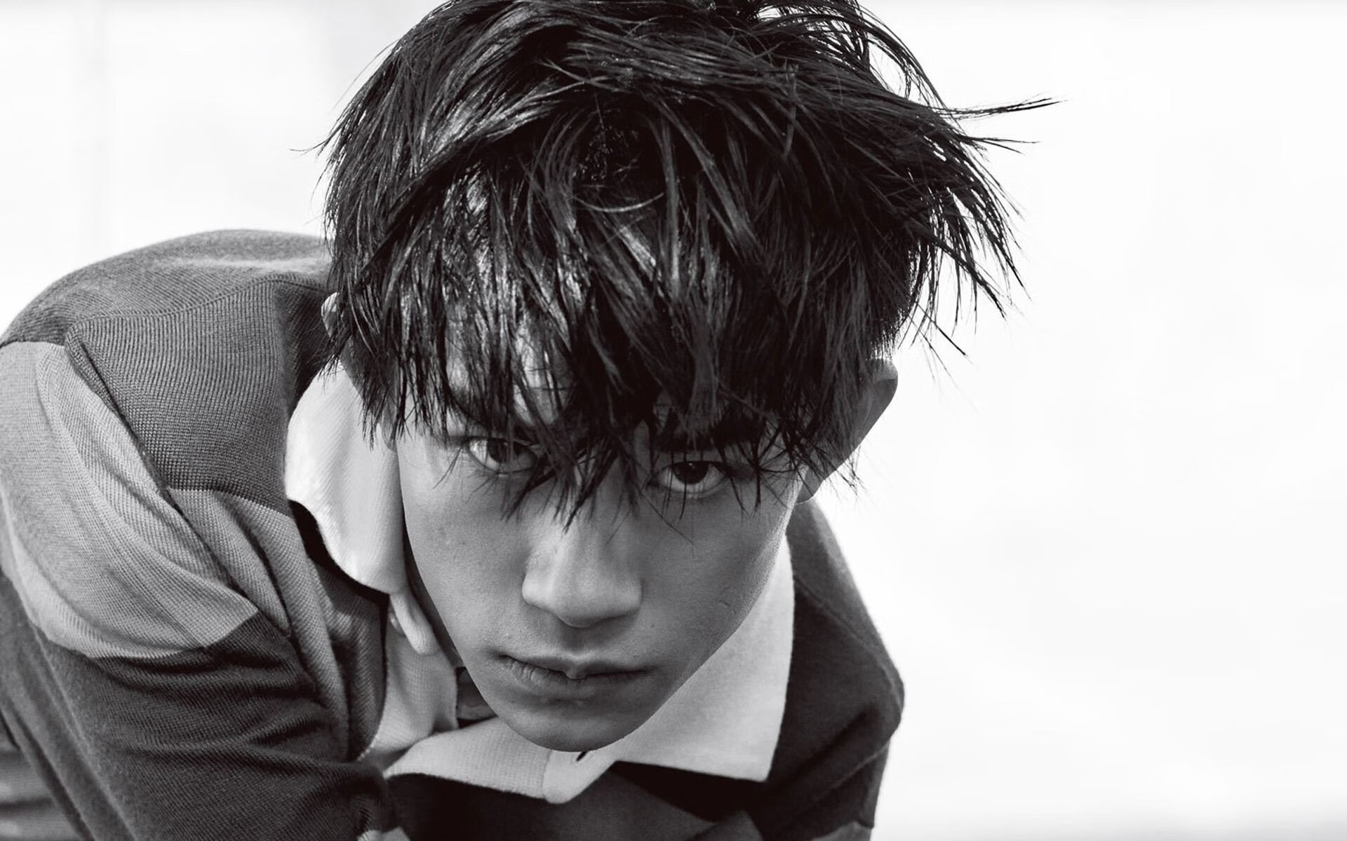 赛场竞争激烈，球员奋发拼搏争夺冠军，争冠球队